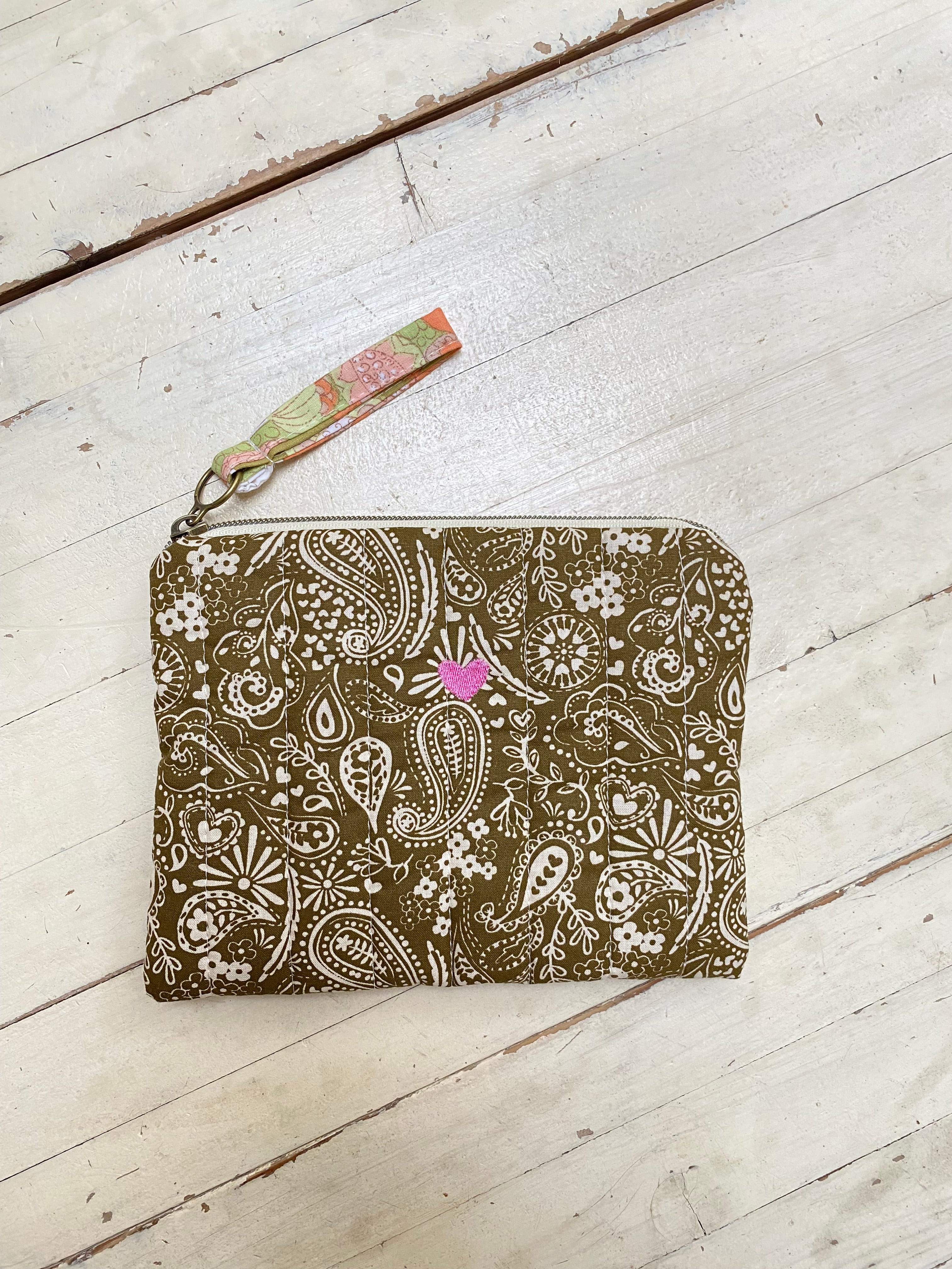 Trousse « 🩷 » - Bandana kaki - Broderie signature