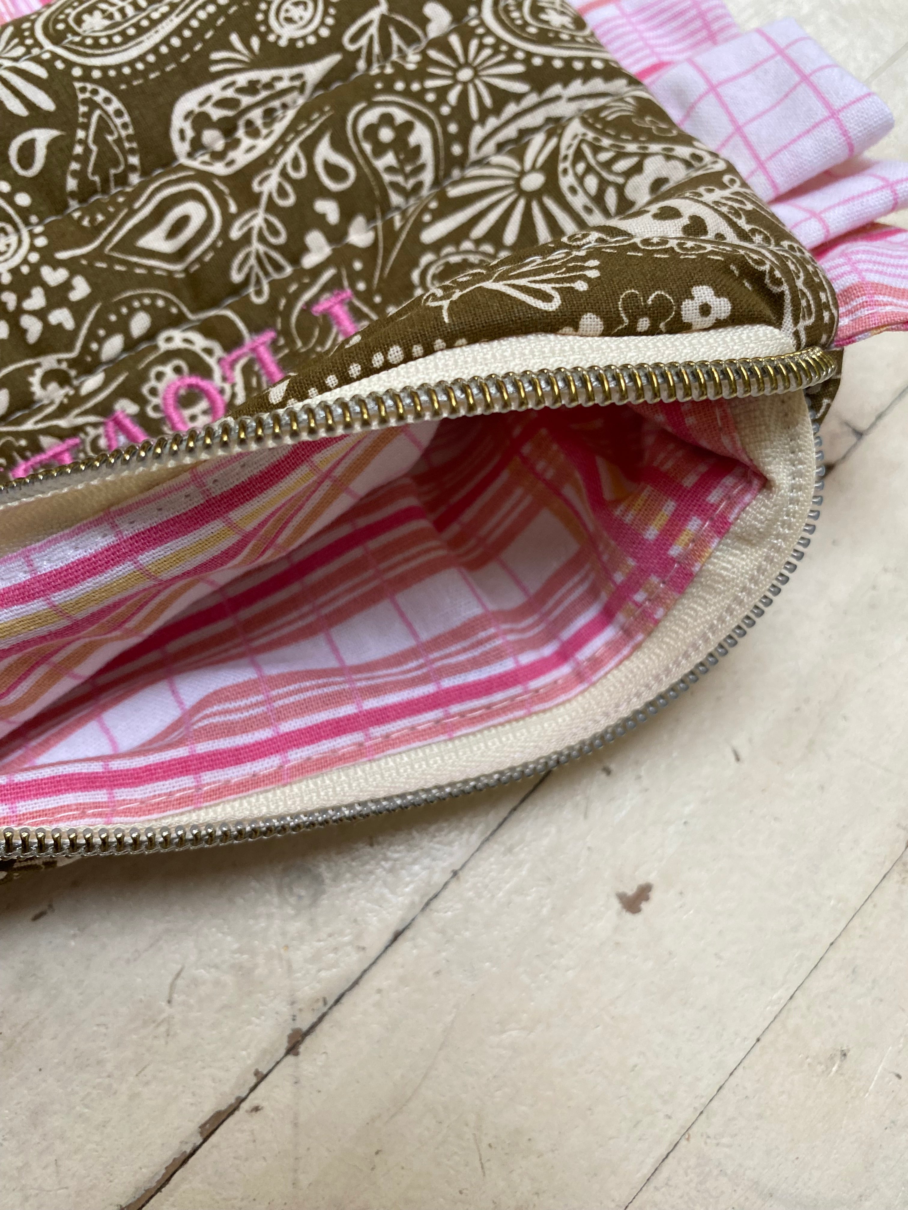 Trousse brodée artisanale – Bandana & volants – Quakers & Co