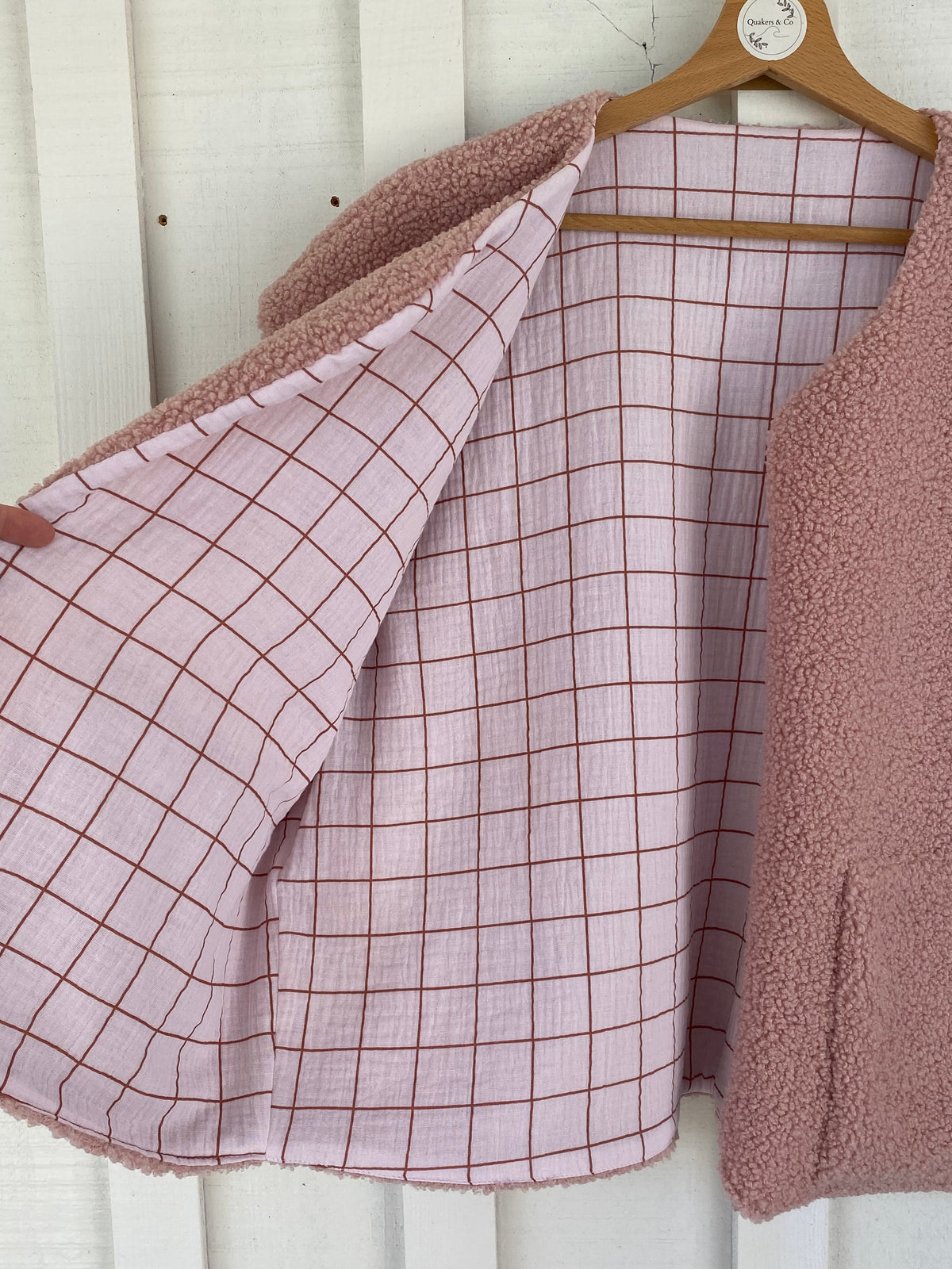 Gilet Suzanne - bouclette rose et gaze de coton à carreaux