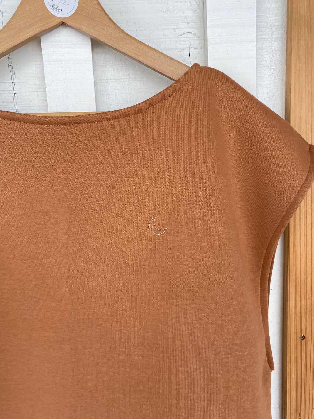 Pull SOFIA - camel, broderie lune