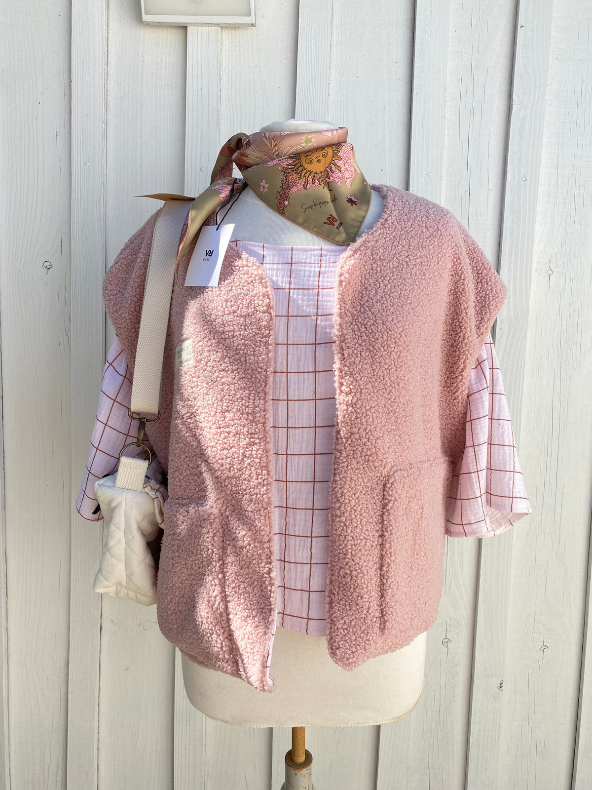 Gilet Suzanne - bouclette rose et gaze de coton à carreaux