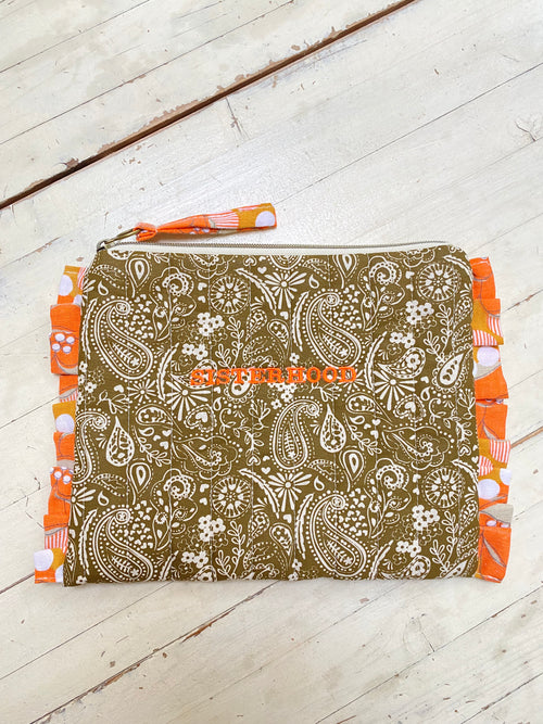 Pochette brodée SISTERHOOD - Bandana kaki & volants orange