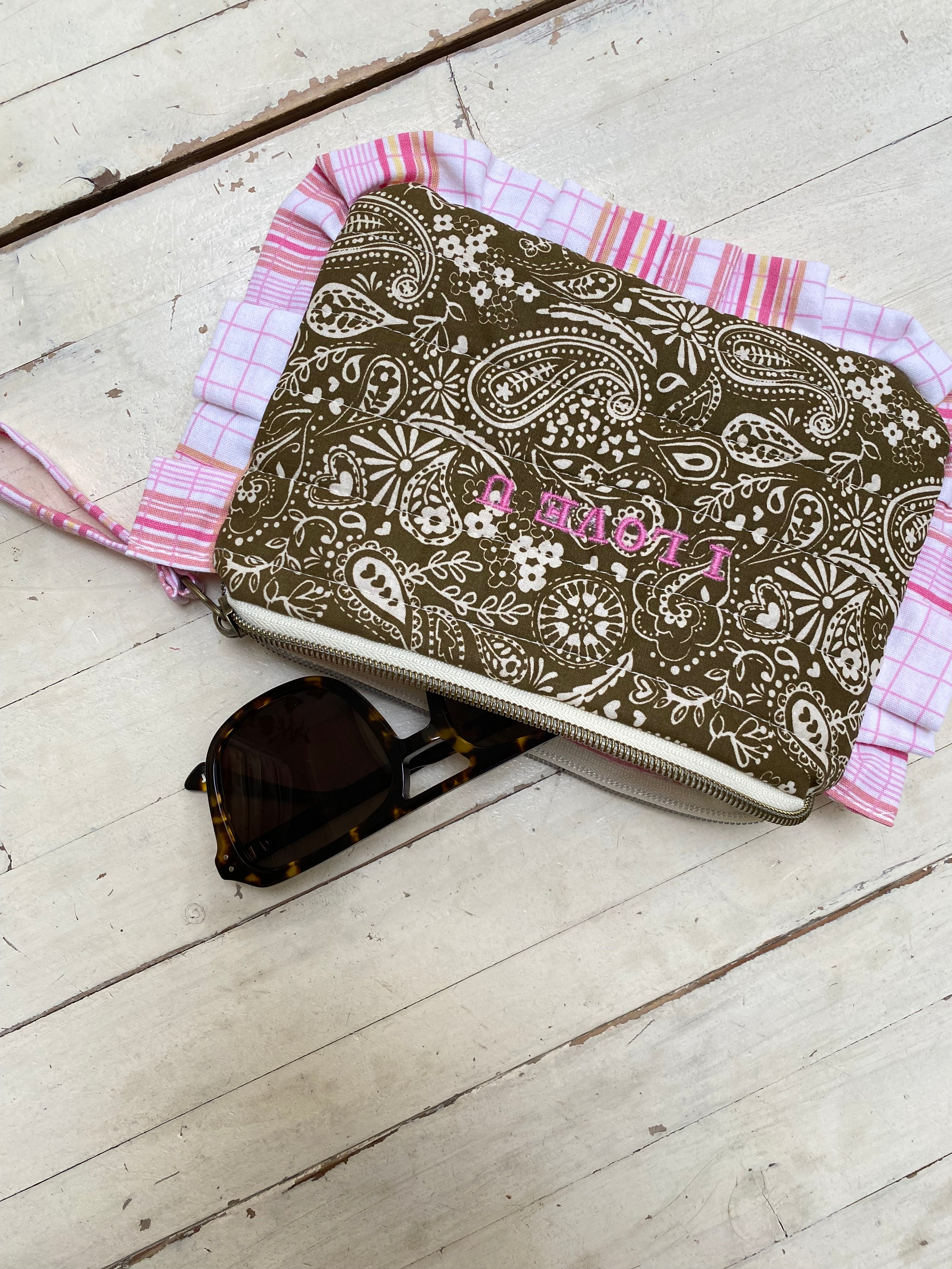 Trousse brodée artisanale – Bandana & volants – Quakers & Co