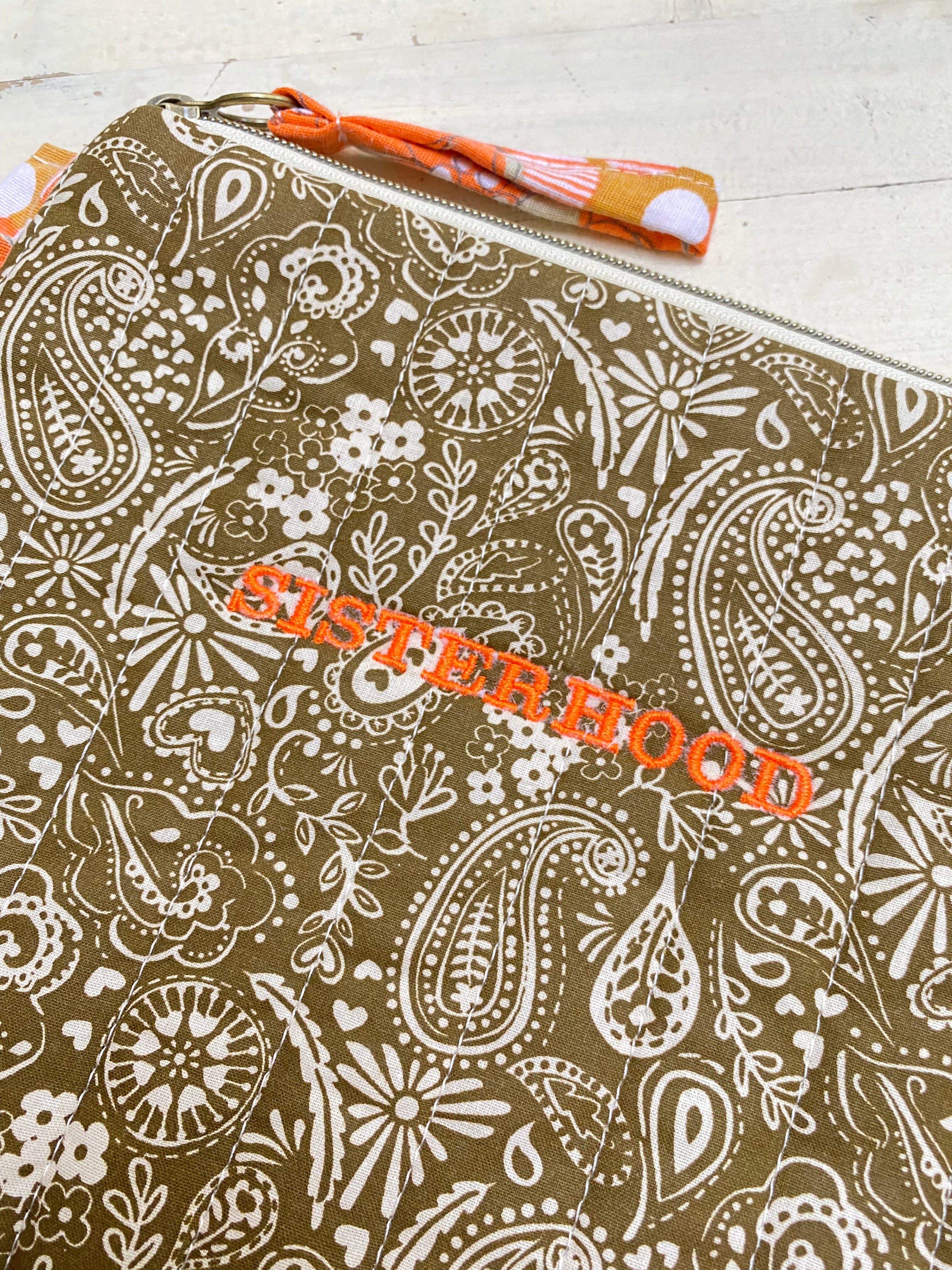 Pochette brodée SISTERHOOD - Bandana kaki & volants orange
