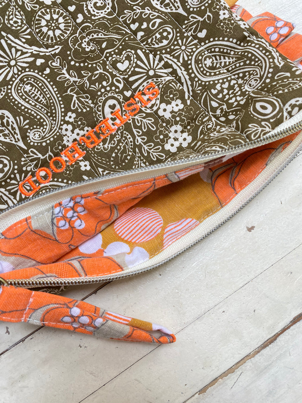 Pochette brodée SISTERHOOD - Bandana kaki & volants orange