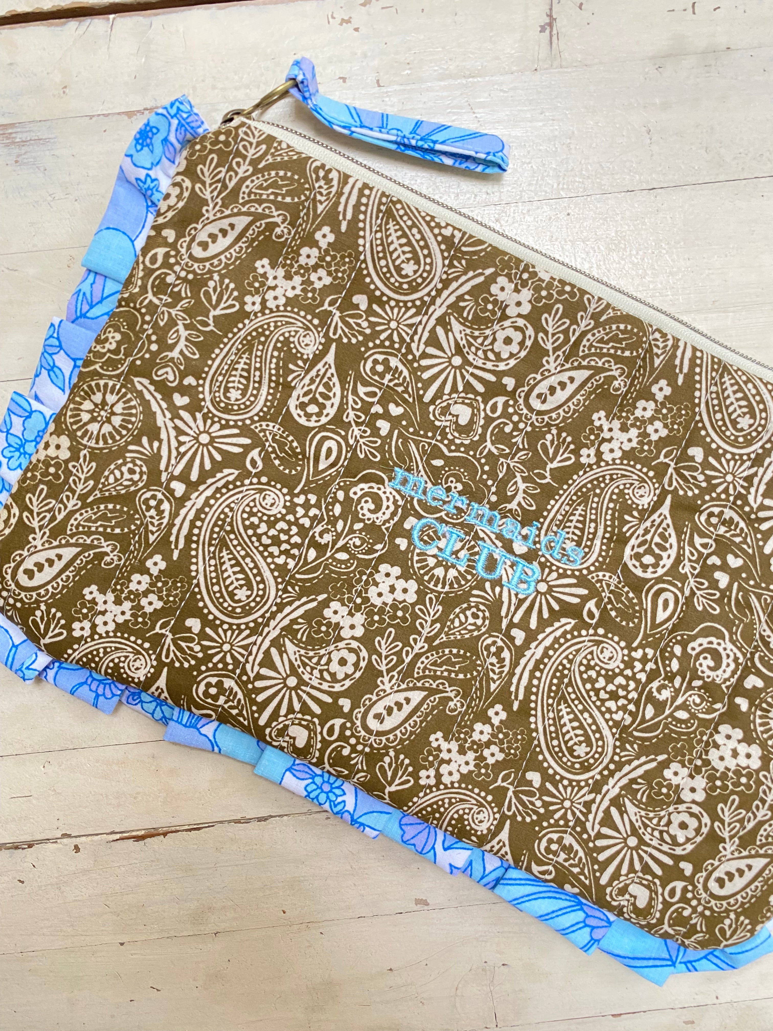 Pochette matelassée MERMAIDS CLUB - bandana kaki et broderie signature 🩵