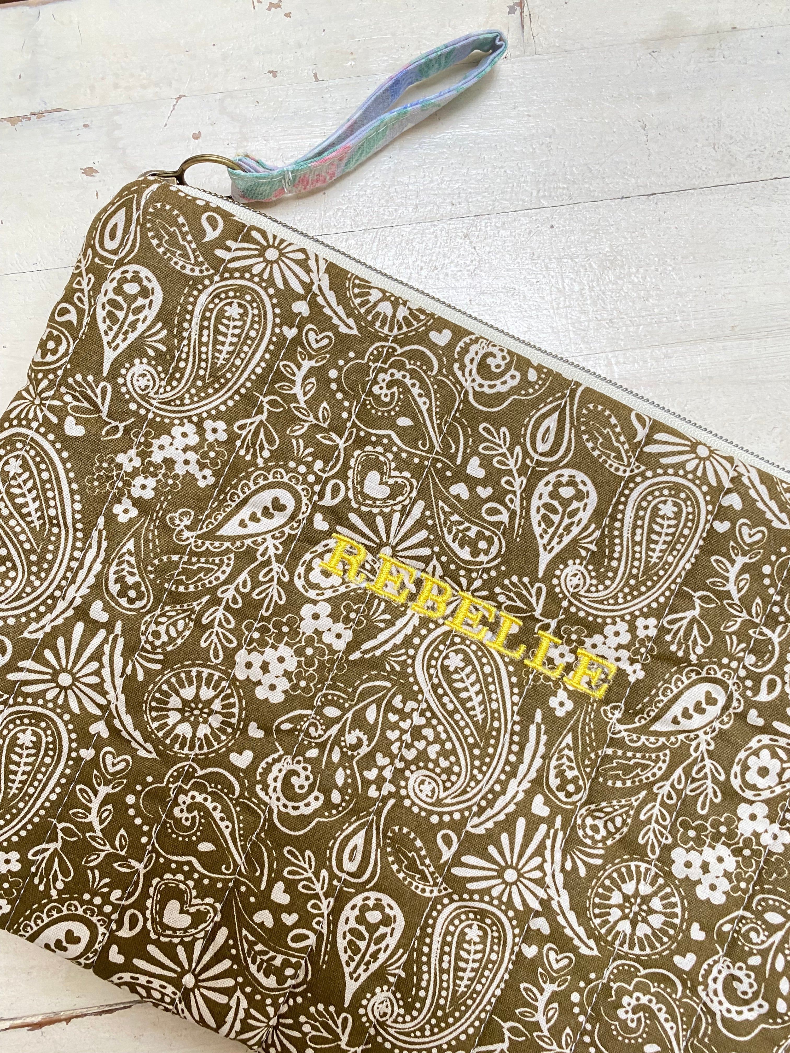 Pochette matelassée REBELLE - Bandana Kaki et broderie jaune
