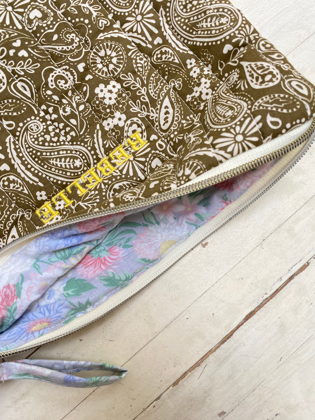 Pochette matelassée REBELLE - Bandana Kaki et broderie jaune