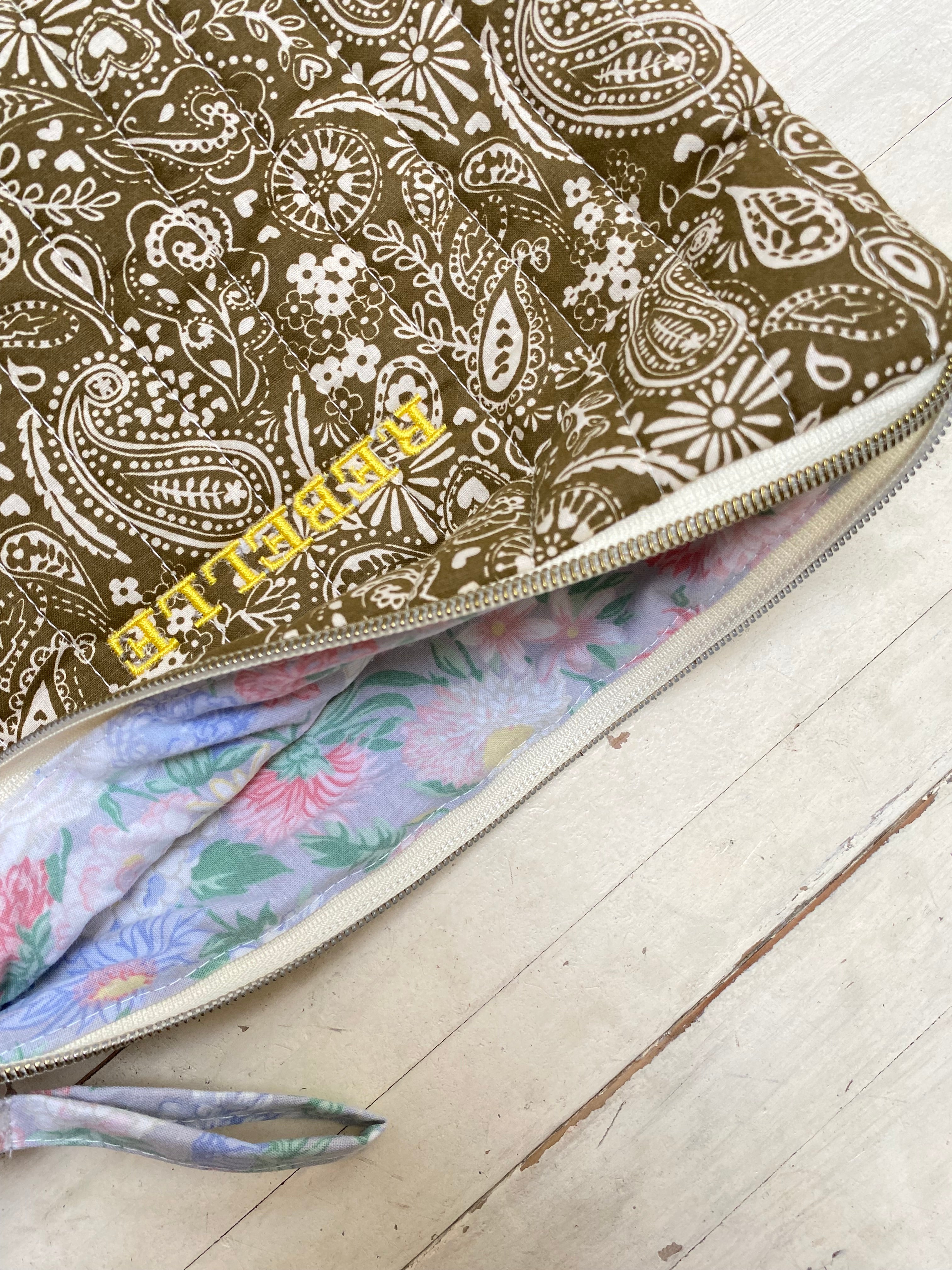 Pochette matelassée REBELLE - Bandana Kaki et broderie jaune