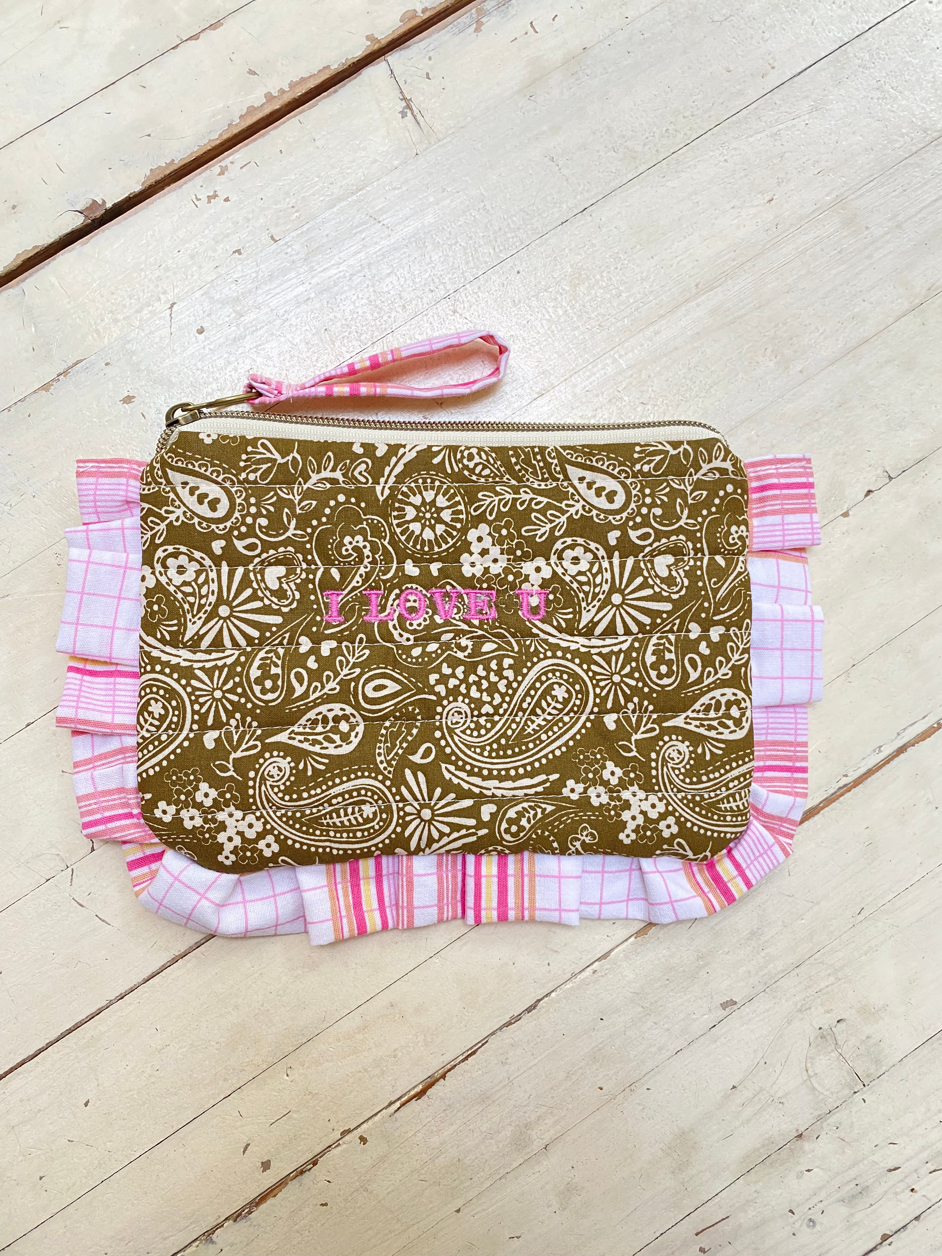 Trousse brodée artisanale – Bandana & volants – Quakers & Co