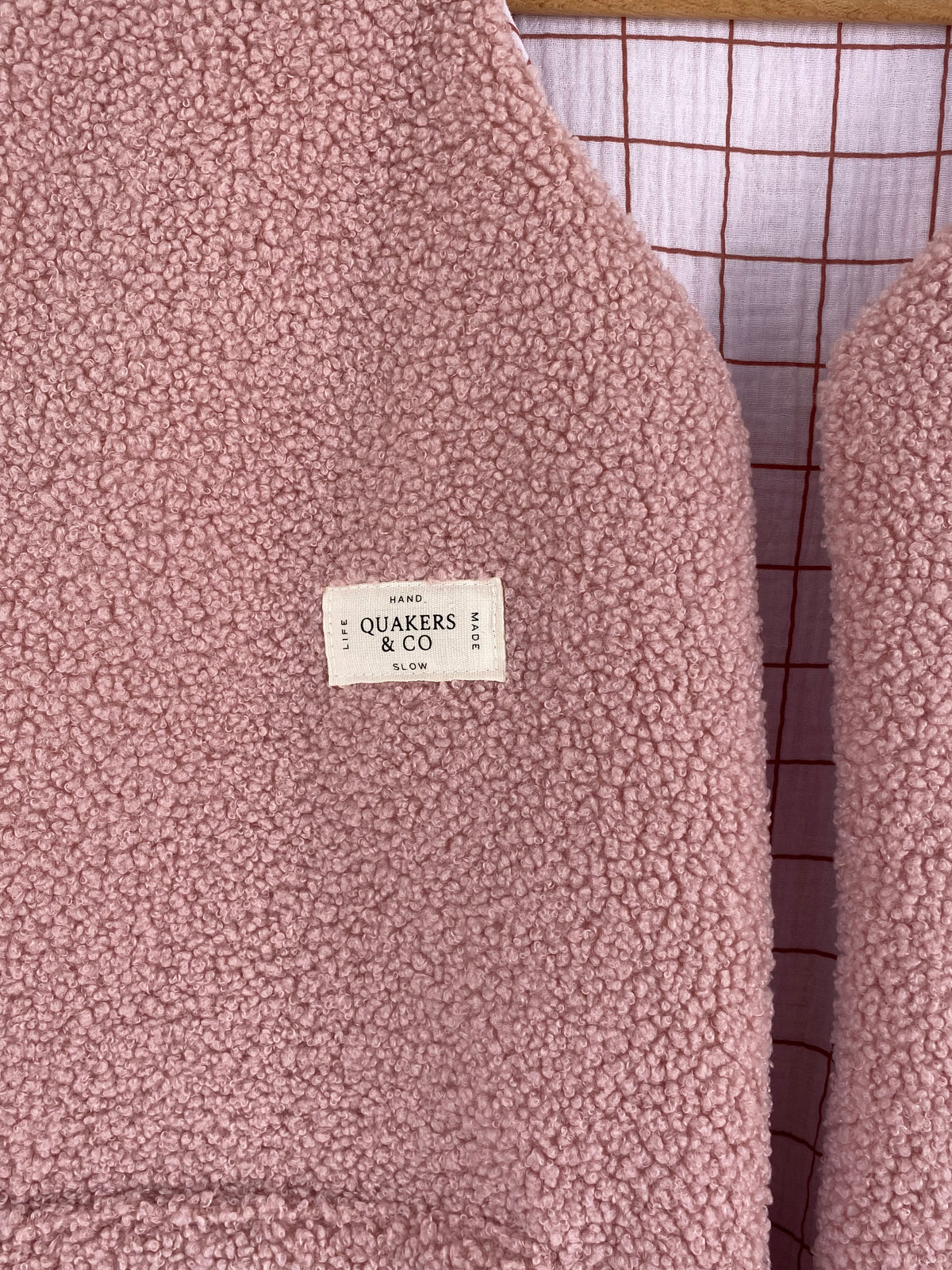 Gilet Suzanne - bouclette rose et gaze de coton à carreaux