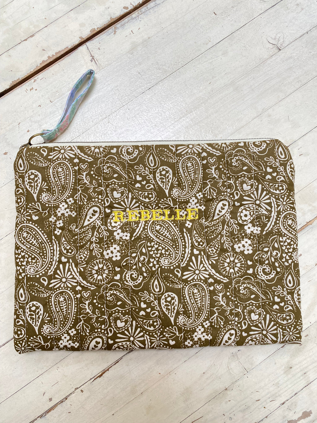 Pochette matelassée REBELLE - Bandana Kaki et broderie jaune