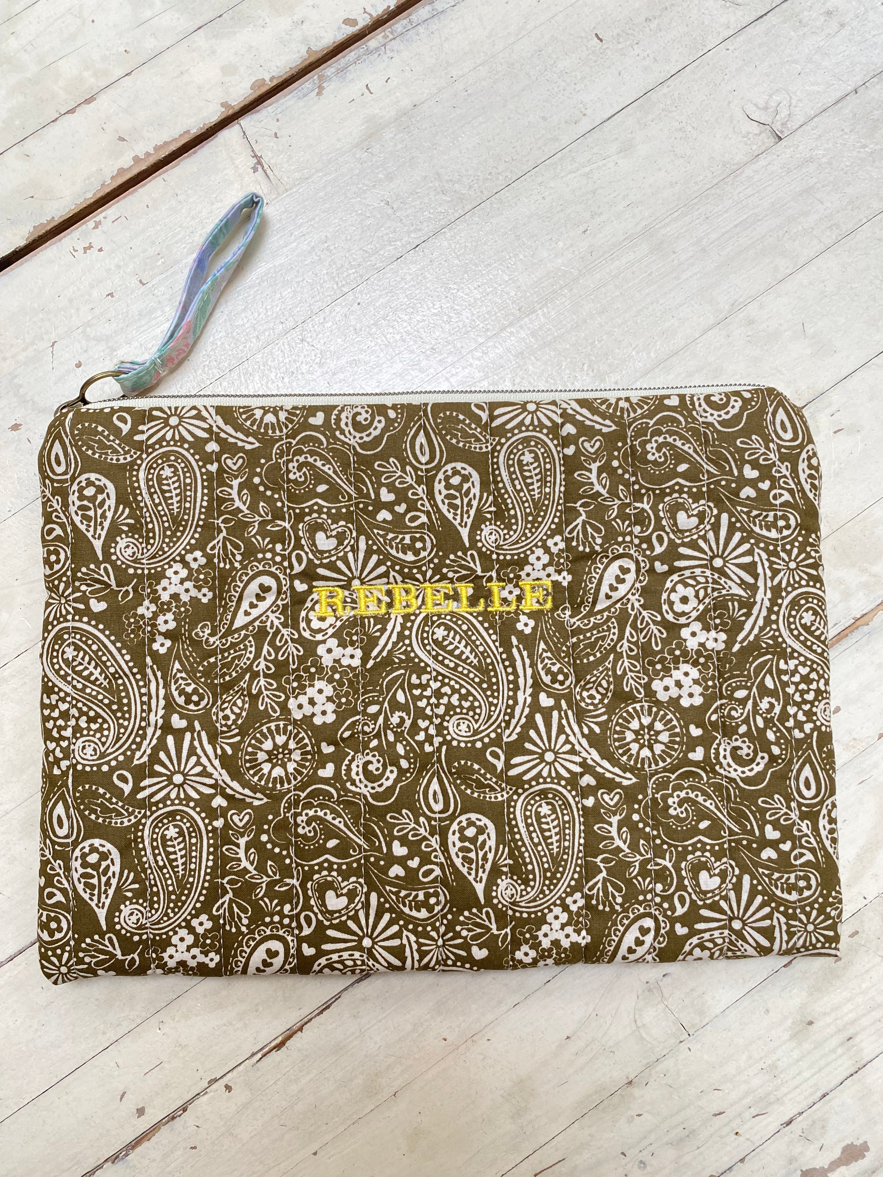 Pochette matelassée REBELLE - Bandana Kaki et broderie jaune