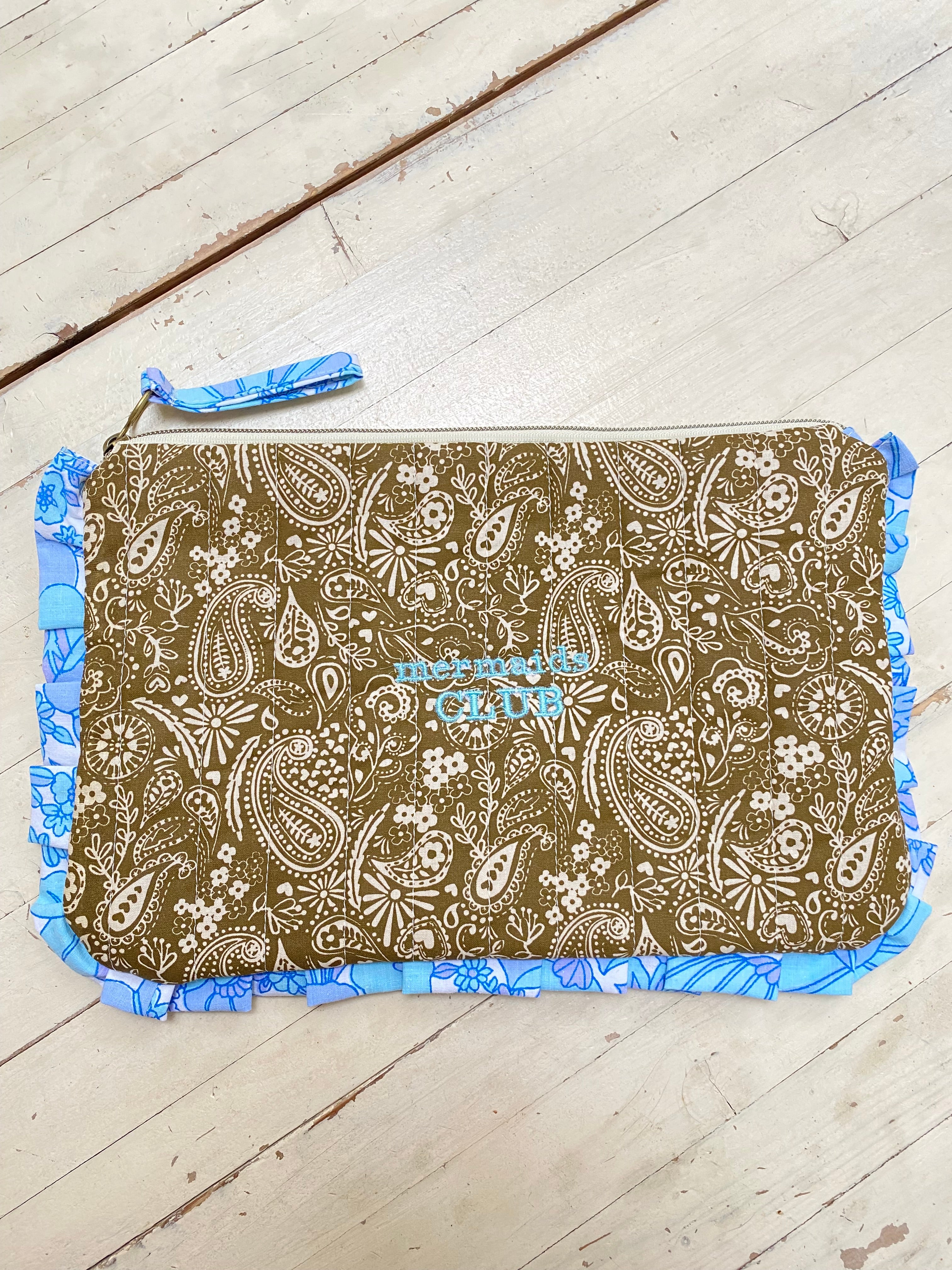 Pochette matelassée MERMAIDS CLUB - bandana kaki et broderie signature 🩵